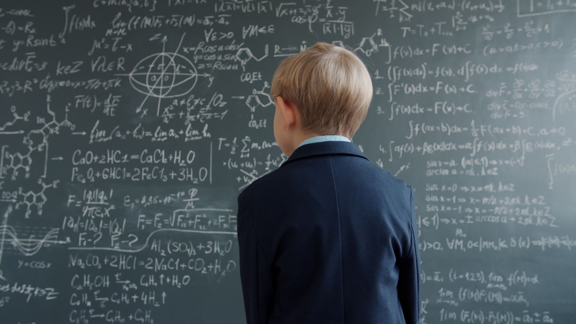 AI w wyprawce szkolnej 2026, czyli jak sztuczna inteligencja zmienia przygotowania do nauki