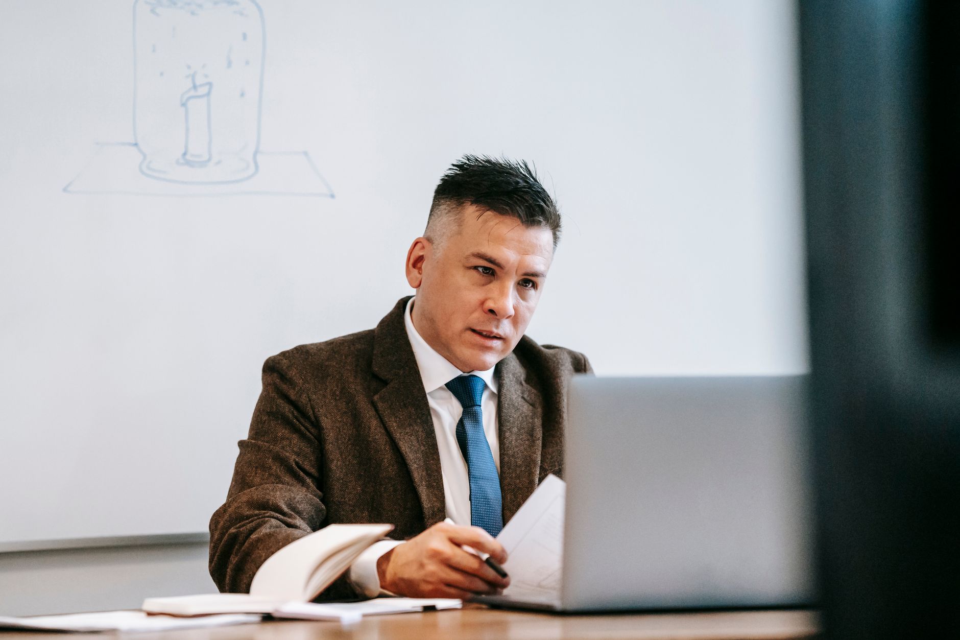 Wdrożyć e-learning w firmie w 2026? Praktyczny poradnik krok po kroku, od budżetu do wyników